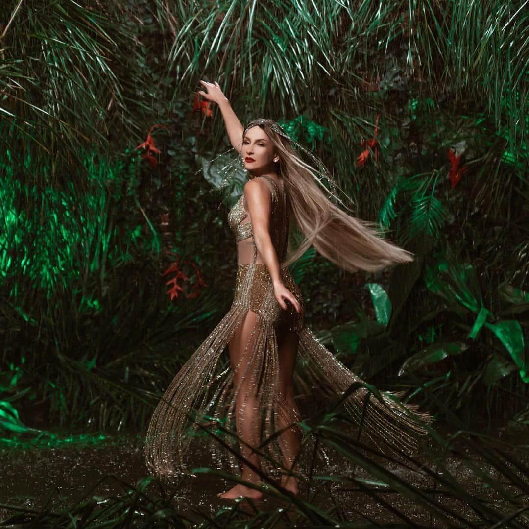 Claudia Leitteさんのインスタグラム写真 - (Claudia LeitteInstagram)「amanhã, a partir das 15h35, tem @thevoicebrasil + na @redeglobo e a gente preparou uma apresentação bem linda de #agradece para vocês... e tem mais! às 17h tem Domingão do Faustão também espalhando positividade para todo mundo 🌻🌻🌻 um domingo para agradecer! 💛」2月28日 7時18分 - claudialeitte