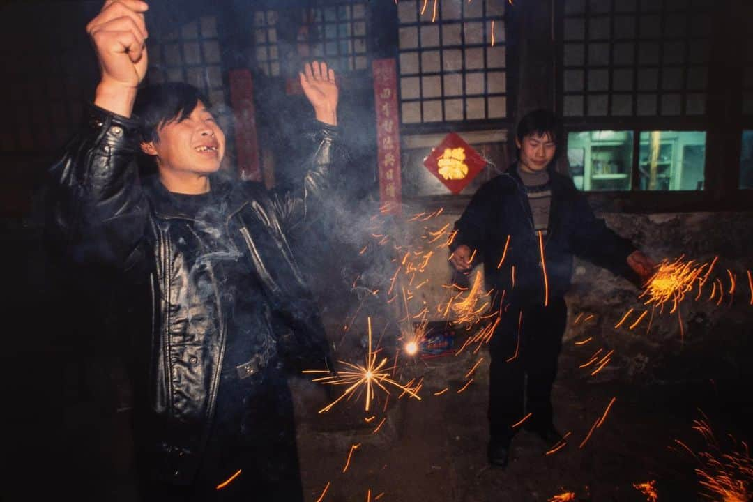 Michael Yamashitaさんのインスタグラム写真 - (Michael YamashitaInstagram)「Holy smoke: Today is the Chinese Lantern Festival, the final celebration of the Lunar New Year. In the countryside, celebrants jump over fire to rid themselves of evil spirits and bad luck, usually accompanied by firecrackers, prayers for prosperity and long life. #lanternfestival #firejump #lunarnewyear2021 #jumpingfire #springfestival」2月28日 5時54分 - yamashitaphoto