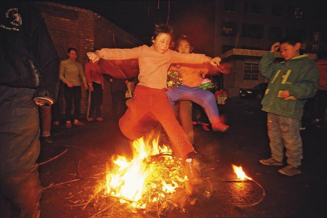 Michael Yamashitaさんのインスタグラム写真 - (Michael YamashitaInstagram)「Holy smoke: Today is the Chinese Lantern Festival, the final celebration of the Lunar New Year. In the countryside, celebrants jump over fire to rid themselves of evil spirits and bad luck, usually accompanied by firecrackers, prayers for prosperity and long life. #lanternfestival #firejump #lunarnewyear2021 #jumpingfire #springfestival」2月28日 5時54分 - yamashitaphoto