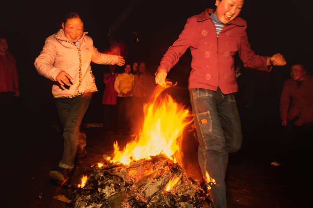 Michael Yamashitaのインスタグラム：「Holy smoke: Today is the Chinese Lantern Festival, the final celebration of the Lunar New Year. In the countryside, celebrants jump over fire to rid themselves of evil spirits and bad luck, usually accompanied by firecrackers, prayers for prosperity and long life. #lanternfestival #firejump #lunarnewyear2021 #jumpingfire #springfestival」