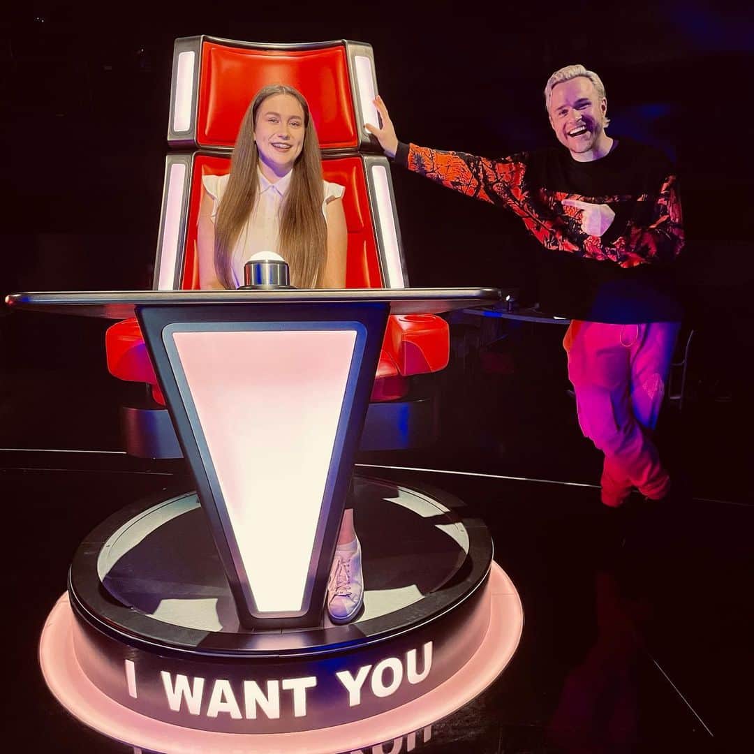 オリー・マーズのインスタグラム：「My lil Essex Gracey! YOU DID IT!! Semi finals here we come... 👌🏻❤️🎙」