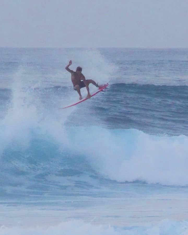 Surf Magazineのインスタグラム：「This is the wave we imagine ending every session with.   @jettschilling found a new gear in Hawaii this year. Link in bio.   Video: @kalaniminihan」