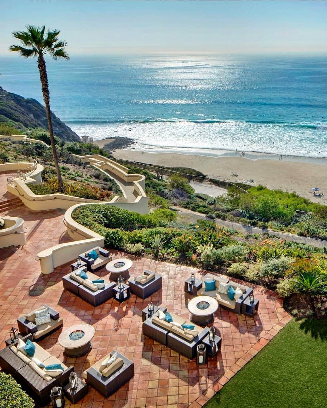リッツ・カールトンのインスタグラム：「Disappear into a moment on the coast, and marvel at Pacific beauty at The Ritz-Carlton, #LagunaNiguel.」