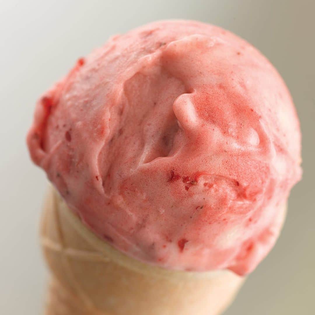 Yonanasのインスタグラム：「You can’t go wrong with the classic combo of 🍓 + 🍌! A scoop of Strawberry Yonanas on an ice cream cone is the perfect treat for #nationalstrawberryday.」