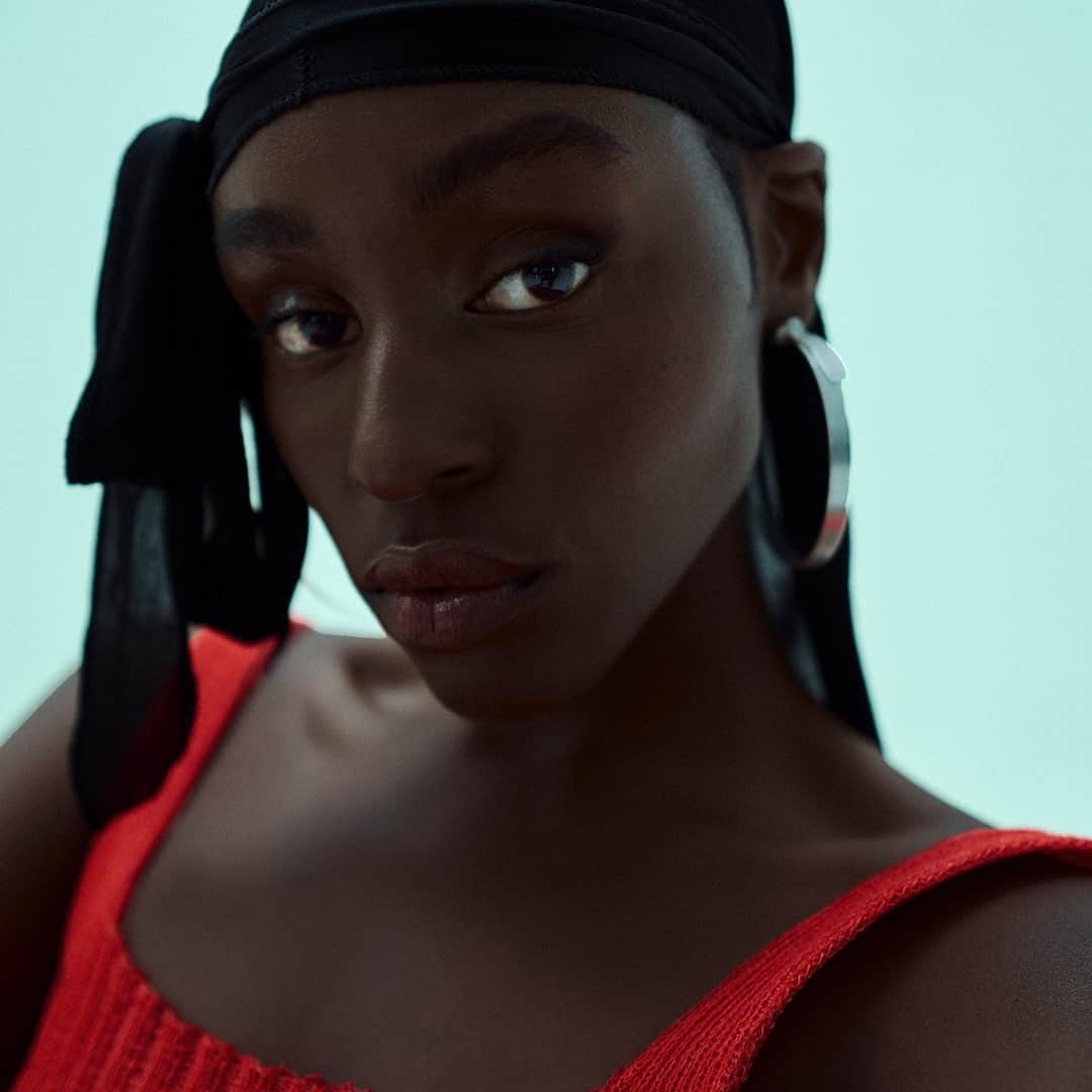 のインスタグラム：「Who said minimal makeup can’t make a supreme style statement? Put your freshest face forward with: ✨Fix+ Magic Radiance ✨Studio Fix Conceal And Correct Palette ✨Eye Brows Big Boost Fibre Gel in Stud ✨Technakohl Liner in Graphblack ✨Eye Shadow x 9: Semi-Sweet Times Nine ✨Extended Play Gigablack Lash ✨Lipglass Clear ✨Lip Conditioner   Photographer: @tom__mckenzie Stylist: @annelintrup Model: @faithfull.destiny Makeup Artist: @massimo.moeller Publication: @schonmagazine」
