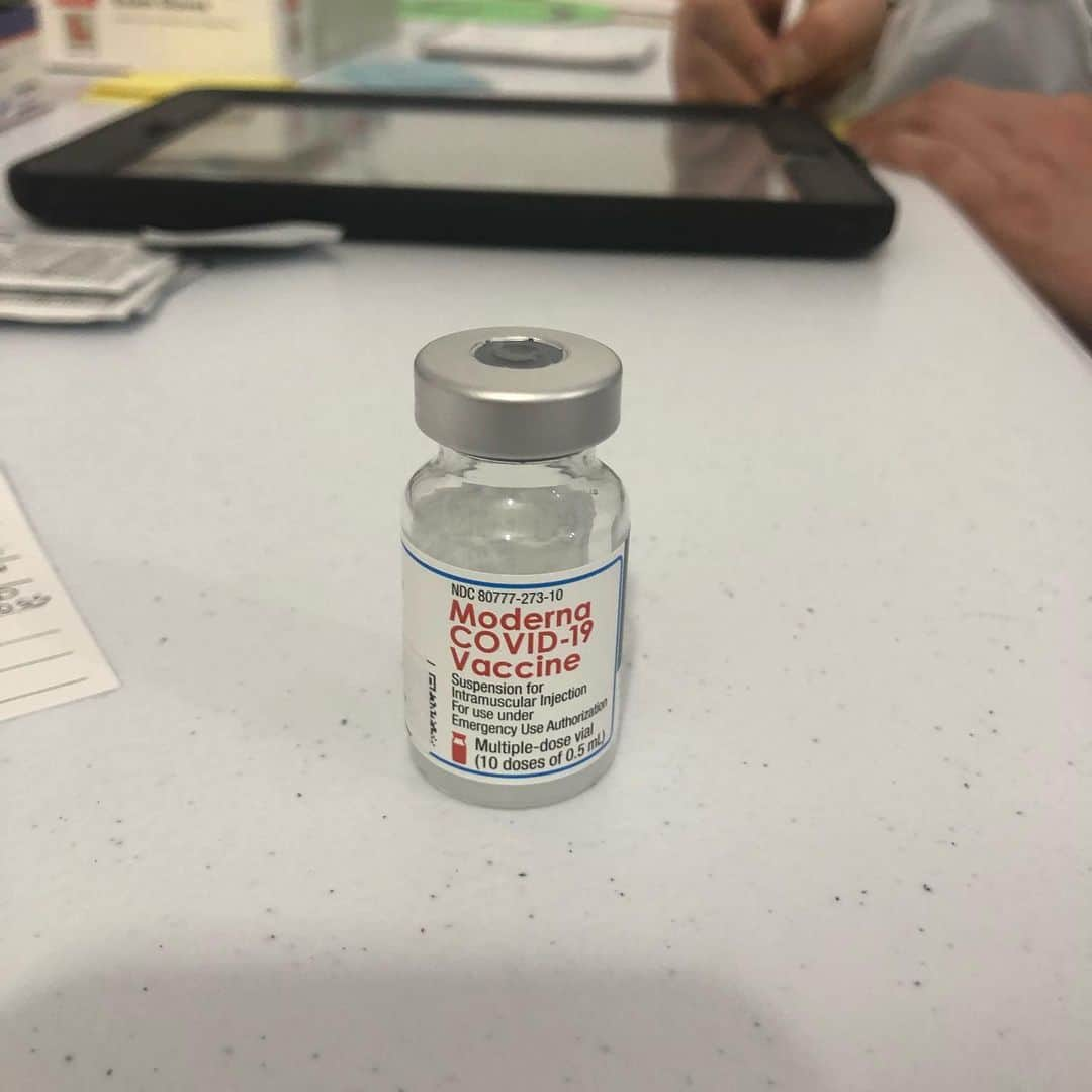 シンシア・ニクソンさんのインスタグラム写真 - (シンシア・ニクソンInstagram)「VACCINATED ! (1st dose anyway).  I want to say a big THANK YOU to all the friendly, helpful, skilled people at Essex Crossing who helped me today, badges proclaiming “speaks Spanish” “speaks Cantonese” “speaks Japanese” “speaks Urdu” and on and on. A real cross section.  I was able to get an appointment because I am a cancer survivor and because of my wife’s many hours of tenacious searching at her computer.  We must make it easier for people to get an appointment who don’t  have  an obsessed, tech-savvy champion making it happen.  #vaccinated #SU2C #ilovemywife」2月28日 6時05分 - cynthiaenixon