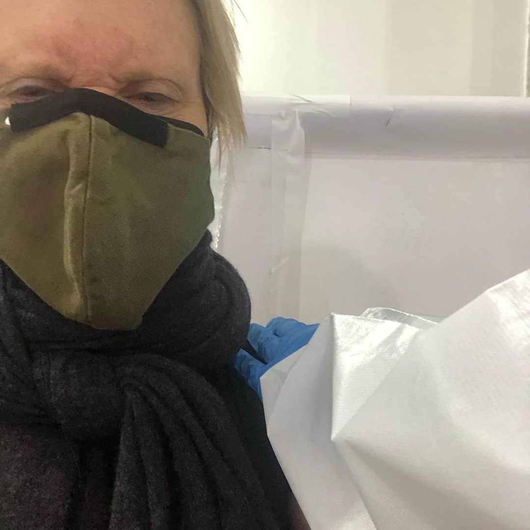 シンシア・ニクソンのインスタグラム：「VACCINATED ! (1st dose anyway).  I want to say a big THANK YOU to all the friendly, helpful, skilled people at Essex Crossing who helped me today, badges proclaiming “speaks Spanish” “speaks Cantonese” “speaks Japanese” “speaks Urdu” and on and on. A real cross section.  I was able to get an appointment because I am a cancer survivor and because of my wife’s many hours of tenacious searching at her computer.  We must make it easier for people to get an appointment who don’t  have  an obsessed, tech-savvy champion making it happen.  #vaccinated #SU2C #ilovemywife」