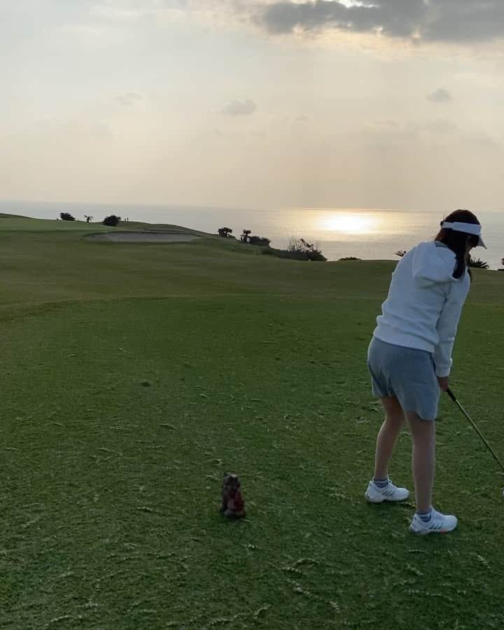 RIKAのインスタグラム：「. まだ薄暗い朝🌅 海外にいるみたい✨ . 朝は強いけど夜は弱い。 大体10時には寝てます💤 . 今日も頑張りましょう😊‼️ . . . #ゴルフ#golf#⛳️#ゴルフ女子#ゴルフ好き#ゴルフウエア#ゴルフコーデ#ゴルフスイング#골프 #골프웨어 #골프스윙 #여행 #해외여행 #골프스타그램 #골프중독 #와인 #소주 #좋은시간#沖縄#朝焼け#南国」
