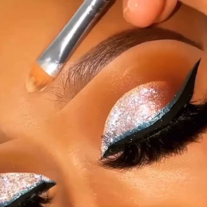 のインスタグラム：「Here’s a makeup tip: Use concealer to help define the shape of your brows 🖤 This step is a brow game changer! Explore all brow products and concealers at motivescosmetics.com 💋  🎥: @cvidamotives」