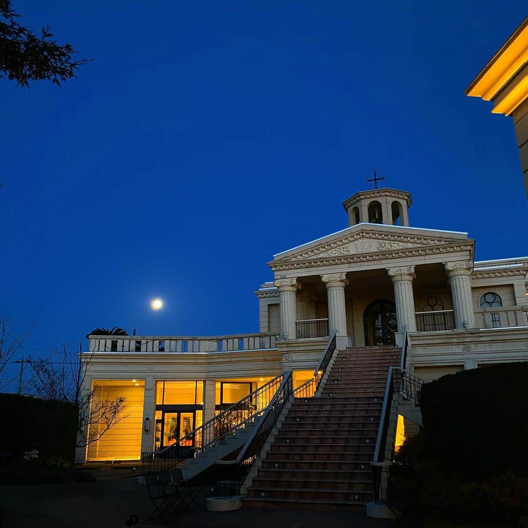 金沢結婚式 ヴィラグランディス金沢のインスタグラム：「⛪️ 午前6時の《villagrandis weddingresort》  今日も笑顔あふれる 素敵な一日になりますように‥  #ヴィラ嫁  #ヴィラファミリー  2枚目はチャペルの大階段を降りるときに見える景色✨」