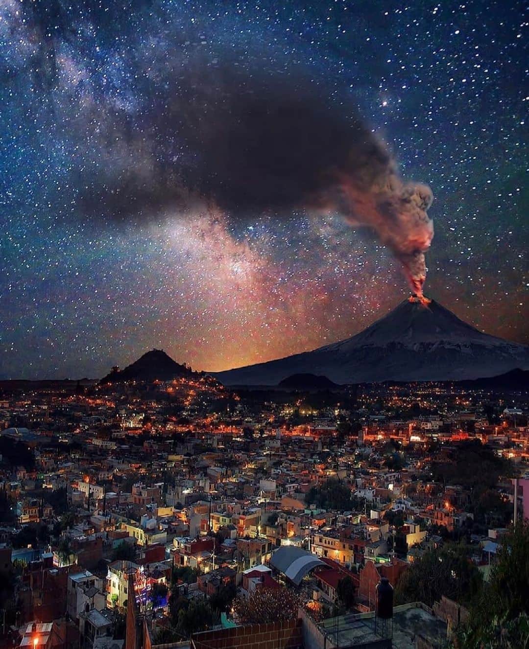 Earth Picsさんのインスタグラム写真 - (Earth PicsInstagram)「One of Mexico’s most active volcanoes, Popocatépetl 🌋 by @_israelphotography_」2月28日 6時13分 - earthpix