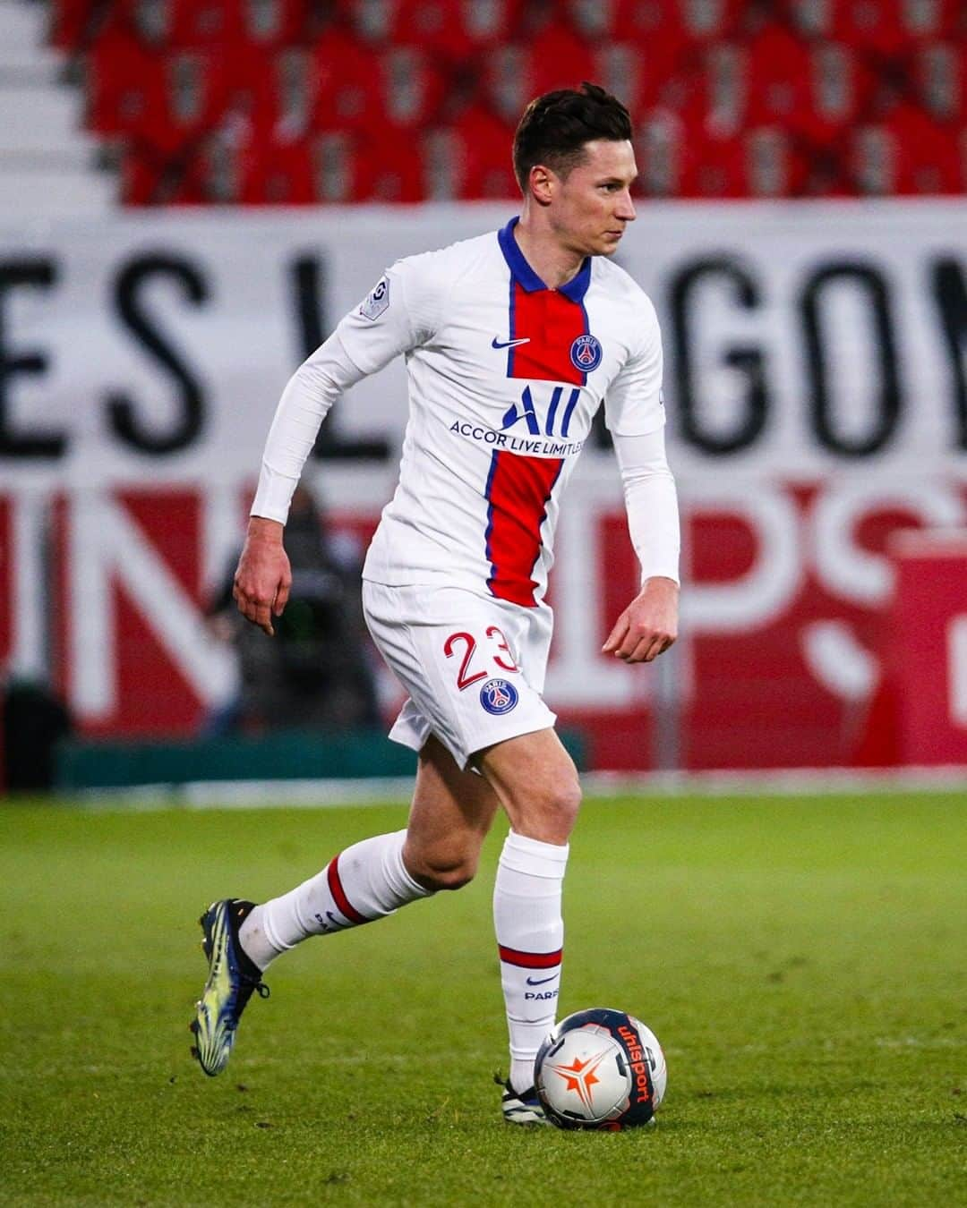 パリ・サンジェルマンFCさんのインスタグラム写真 - (パリ・サンジェルマンFCInstagram)「💪🤩 A great performance from @draxlerofficial!  💪🤩 Une bonne performance de #JulianDraxler !  . ✅ #DFCOPSG  . #AllezParis #WeAreParis #ICICESTPARIS #PSG #ParisSaintGermain #Paris #Football #Ligue1」2月28日 6時14分 - psg