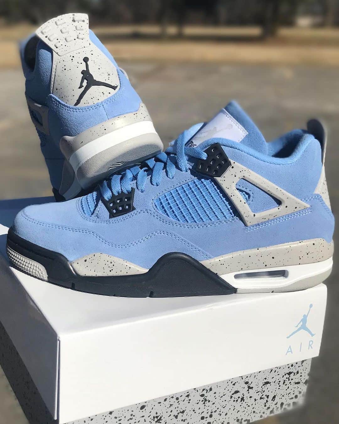 Sneakgalleryさんのインスタグラム写真 - (SneakgalleryInstagram)「In hand look at the Air Jordan 4 #UNC releasing April 28th 🥶」2月28日 6時15分 - sneakgallery