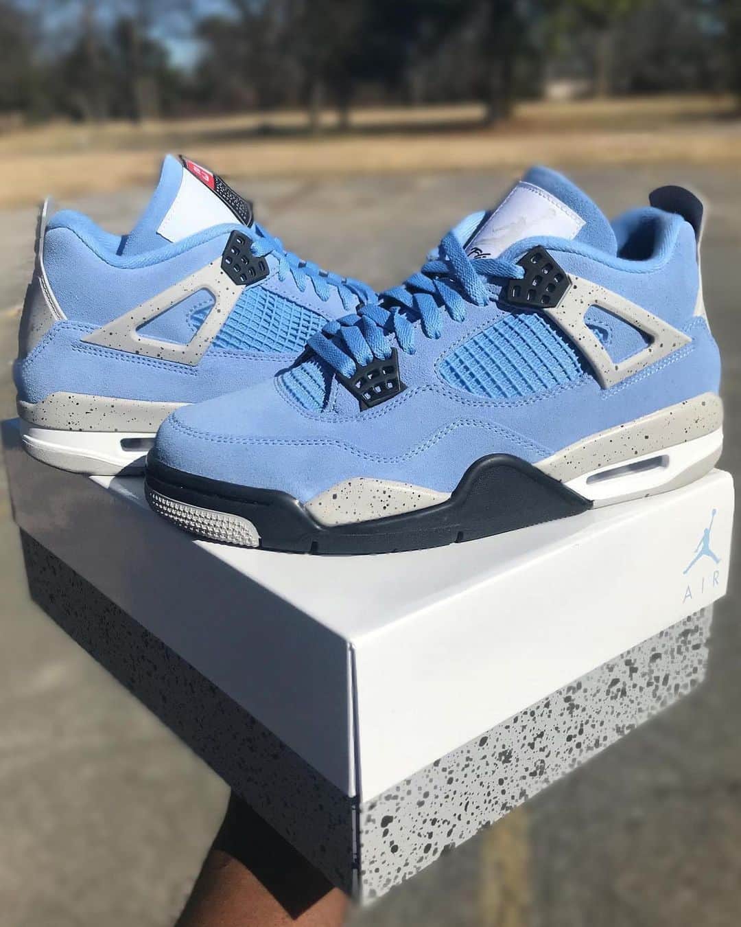 のインスタグラム：「In hand look at the Air Jordan 4 #UNC releasing April 28th 🥶」