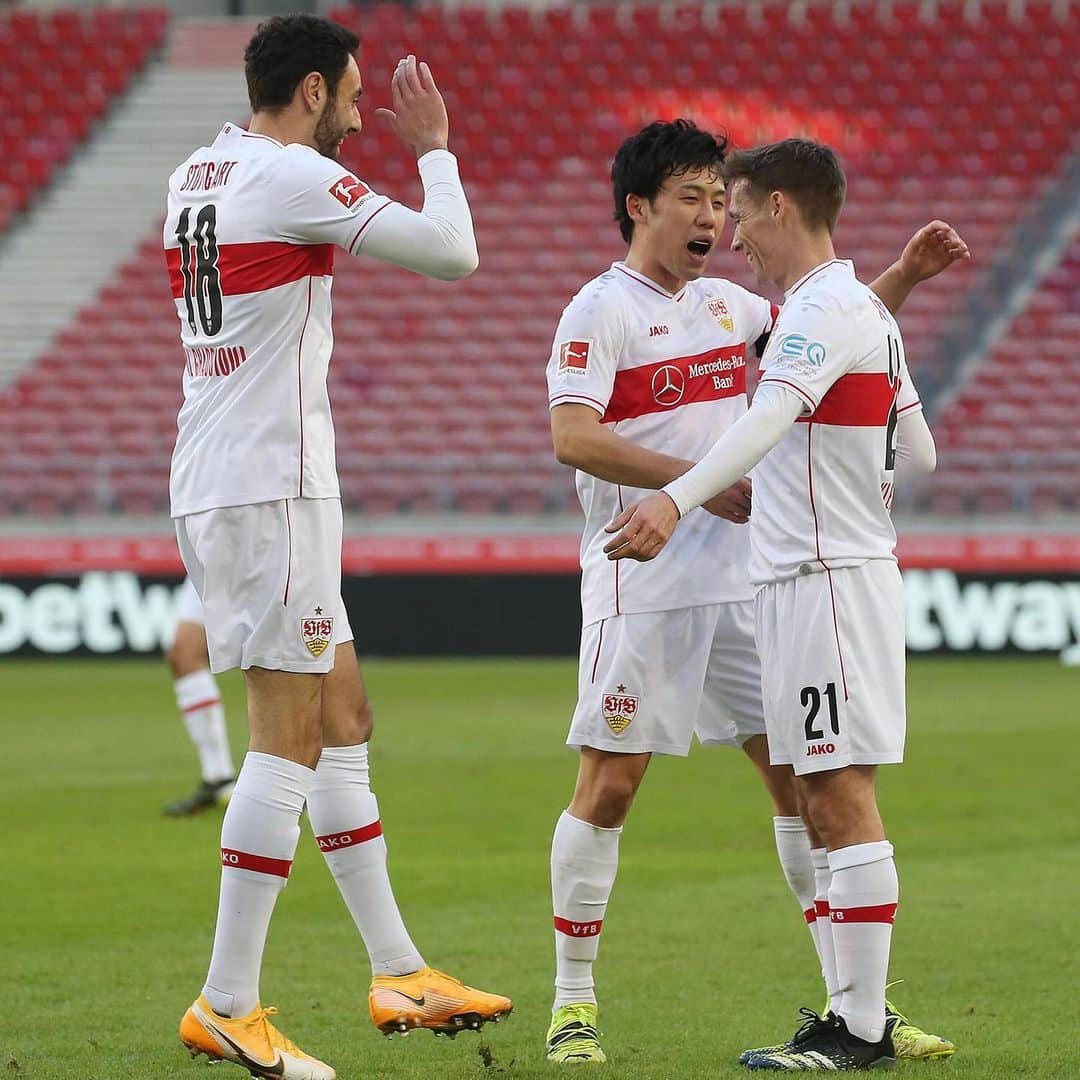 VfBシュトゥットガルトのインスタグラム：「🎬 Actionstreifen #auscannstatt:  💥💥 Ein Doppelpack ⚽️⚽️ Zwei Torpremieren 🤜🤛 Ein eingespieltes Duo  ✋🤚 Ein gehaltener Strafstoß  🃏🃏 Zwei Joker schlagen zu  🍿 Was war eure Lieblingsszene?  #VfBS04 5:1 #VfB #bundesliga #heimsieg #VfBStuttgart」