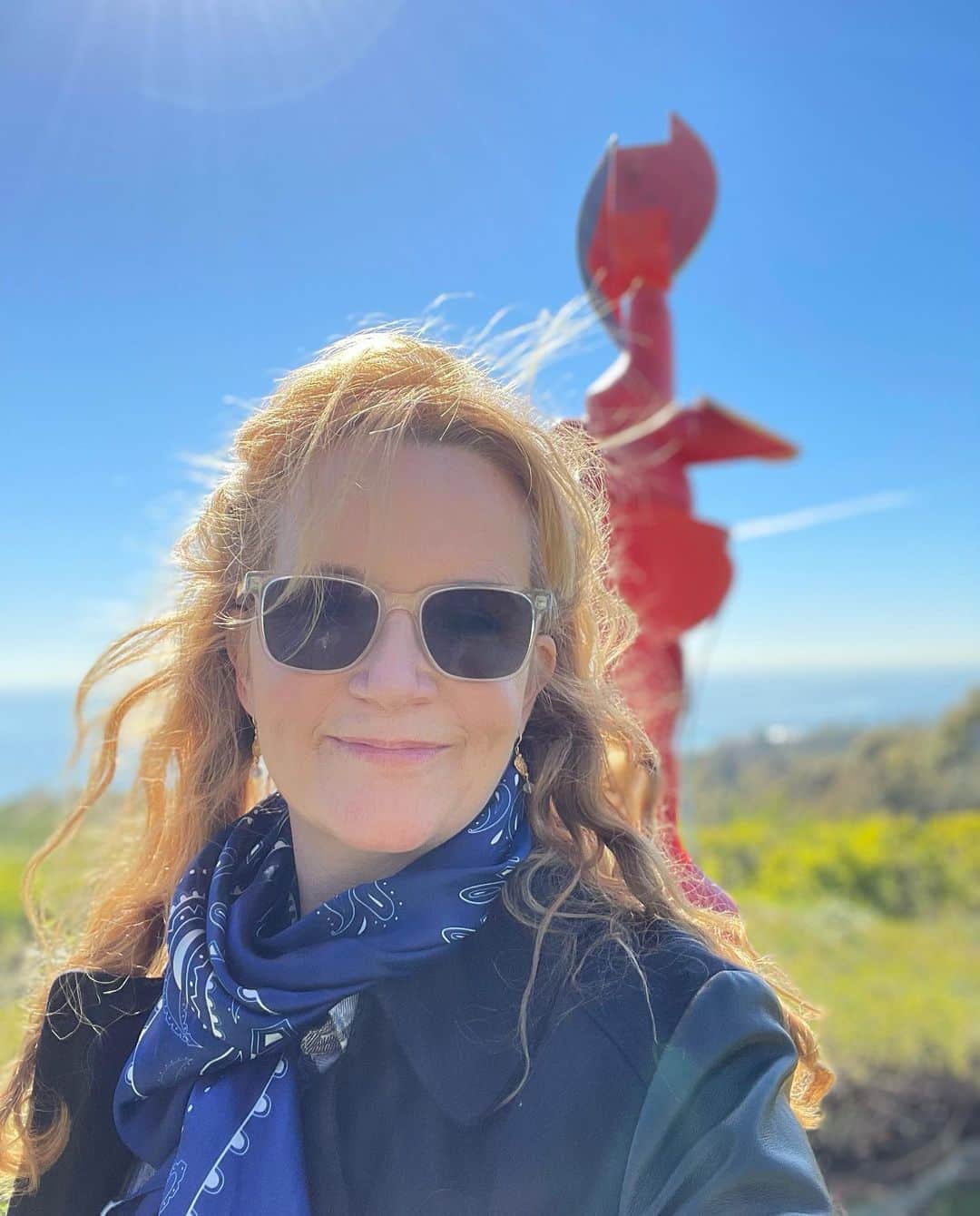 リー・トンプソンのインスタグラム：「Feeling the sun on my face selfie. It’s a beautiful windy day. Have a good one friend.」