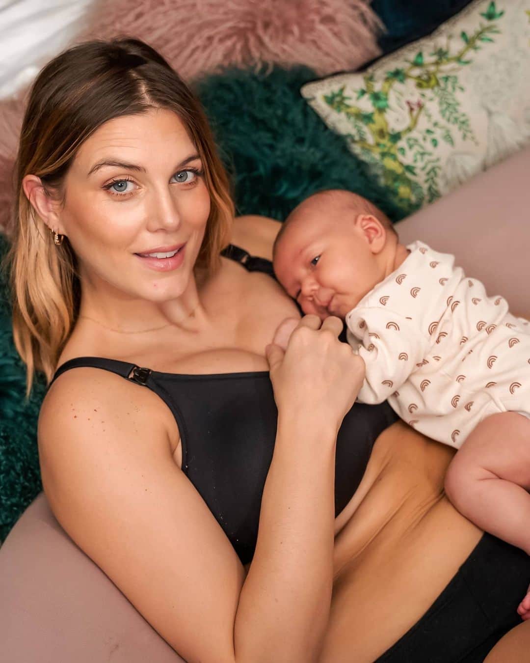 Ashley Jamesさんのインスタグラム写真 - (Ashley JamesInstagram)「Alf is 7 weeks old today, which means my body is 7 weeks into its recovery. 🙏 I occasionally have low body image days, but whenever those thoughts creep in I remind myself what my body did ... Actually what it's STILL doing feeding my son. And say, thank you body ILY. It's surreal. It's definitely given me a new appreciation of our bodies. 💕 I really thought that our bodies were meant to have recovered 6 weeks after birth; I think because I thought you'd get the health check as an 'all clear' to go back to exercise. So this week has been an education for me in what happens to our bodies after birth and how long it can take to recover. It makes me sad / angry the lack of education and knowledge around postnatal care and how many women suffer as a result because they presume things are normal. It makes me really want to do something about it. I went for a postnatal health check by @martakinsella at the @the_mummy_mot and had a full check inside and out. I am definitely still on the road to recovery, but I felt so much better knowing exactly where I am rather than just guessing and fearing my body. (I was genuinely scared of ripping a stitch if they weren't healed). So whilst I'm on the road to recovery, I still have a tummy gap, slight prolapse, and need to work on my pelvic floor muscles (and it's never to late to start working on these). I feel like there's a lack of knowledge because there's so much shame or embarrassment around our bodies. I wish it would change. I feel like pregnant bodies get so much love and admiration, but postnatal bodies are treated like they should be covered up or snapped back I don't fit in my old clothes, but I decided not to stress and just buy some in a new size. What I love about my lnew tiny belly is that Alf loves to lie on it. ❤️😊  My body might not be the same, it might still be recovering, but I've never been more in awe of it. Thank you for growing my baby and continuing to feed him. 🙏🤱🏼 #4thtrimester #newmum #selflove」2月28日 6時24分 - ashleylouisejames