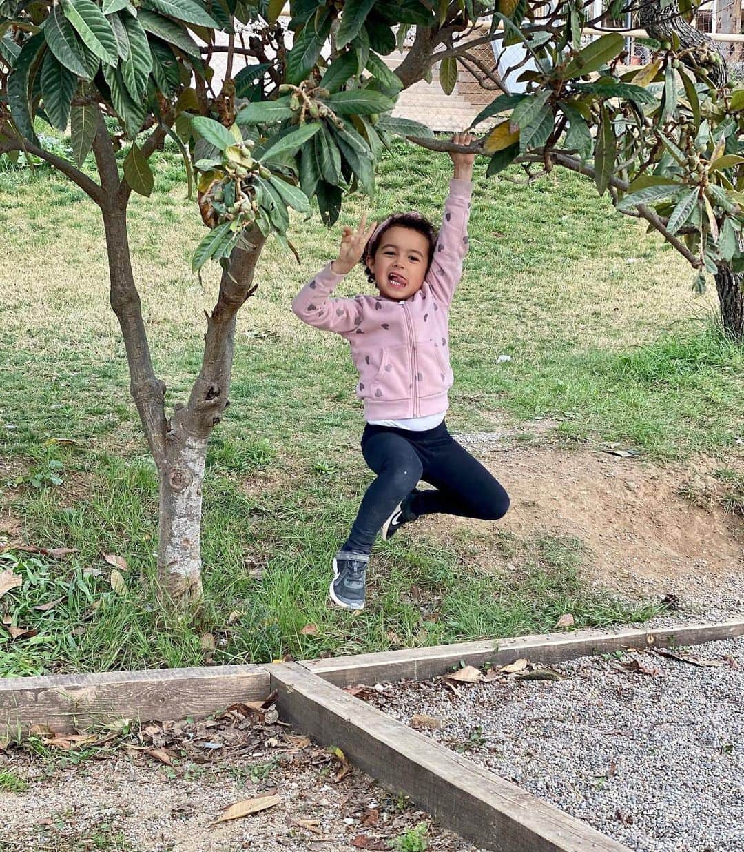 アンネ・コウチーニョさんのインスタグラム写真 - (アンネ・コウチーニョInstagram)「Minha macaquinha forte e linda ❤️🐒」2月28日 6時30分 - ainee.c