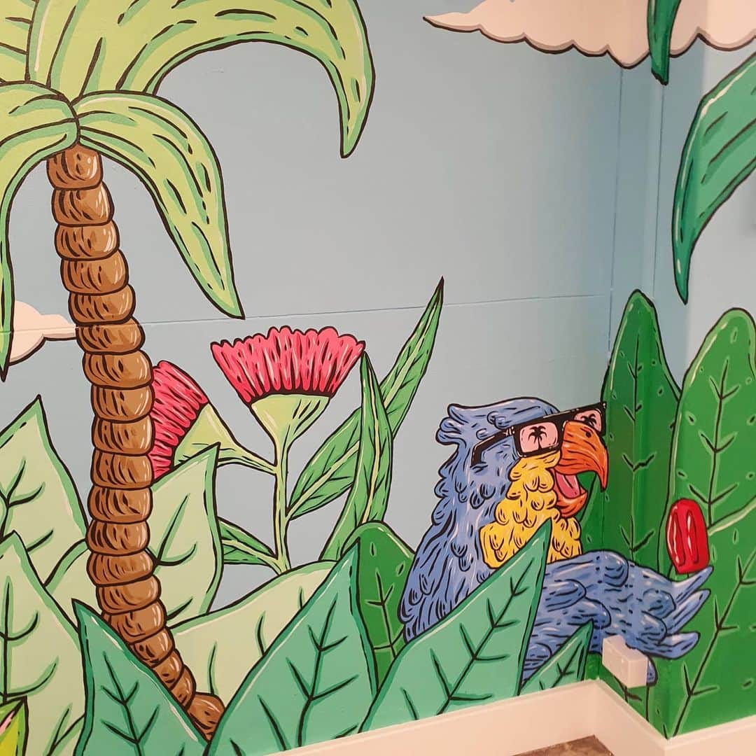 MULGAさんのインスタグラム写真 - (MULGAInstagram)「Good to paint a nature vibed mural for @canva 🐦🌿🌴⁣ ⁣ #mulgatheartist #muralart #birdart #canva #australianart #australianartist #sydneyartist」2月28日 6時34分 - mulgatheartist