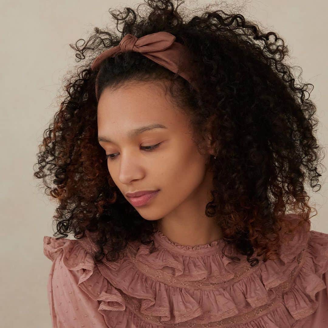 レフラーランドールのインスタグラム：「One of the early favorites at our store- this fresh headband topped with a bow, our Meadow.」