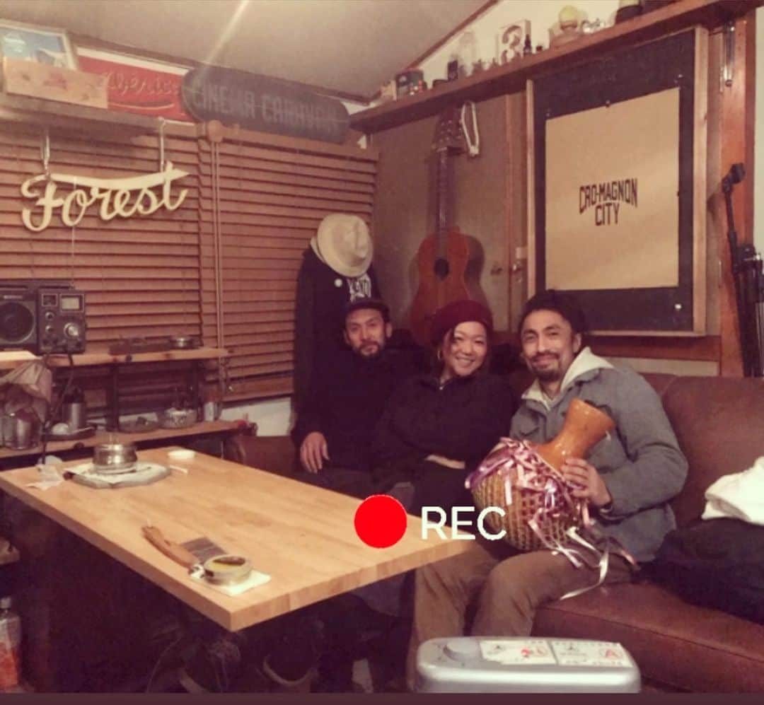 有坂美香のインスタグラム：「【 #Recording 】 私が主宰する　#有坂美香andthesunshowers  の作品のトラック制作中！ 以前の　'決意' 投稿⇄ 今年は思いを具現化して形にのこすこと‼️ です。  という事で動き出したプロジェクト。 今夜は満月🌕の中での　#レコーディング ！ とても面白いことになりました！ ピアノ🎹一本の音源に曲のイメージとなるドラムパターンや🥁様々なパーカッションの素材を次々と重ねて。  3人の頭の中で　こうなったらいいね、って聴こえてくる音が同じ、それを音で具現化。　その作業はまさに creation ❗️   この後、私が大まかなコーラスワークのデモを入れたら、更にNY在住のアーティスト　@channelyusyama さんに彩りを乗せていただきます✨✨✨　 そしてメインの歌をレコーディング♫♫♫♫♫ どうぞお楽しみに🌈✨☀️  #プロデューサー は #コスガツヨシ　@kosugacro  そして #小林tony祥夫  @yonyafro  Thank you for making it exciting!!!!  #サンシャワーズ のアカウント @the_sunshowers  はリリース情報、レッスンの様子、レッスンスケジュールなどアップ！ プロフィールから飛べます☀️  HP: https://www.thesunshowers.com」
