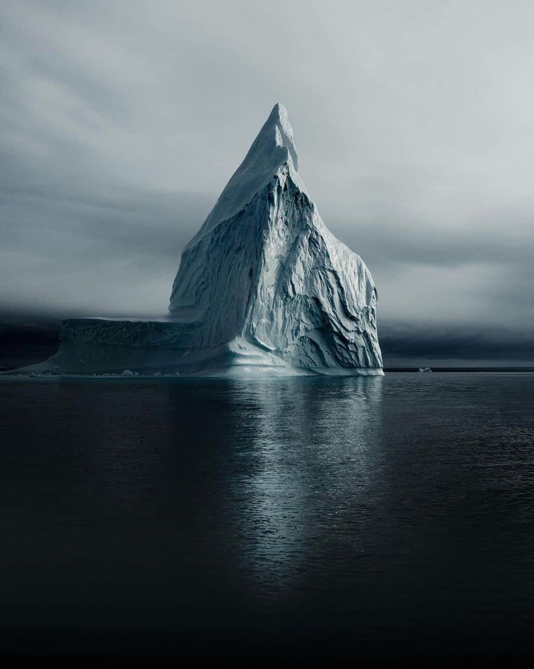 Canon Photographyのインスタグラム：「Icebergs in Greenland 🇬🇱 Photography // @icelandic_explorer Curated by @steffeneisenacher  #greenland #icebergs #structure #polarregion #ice」