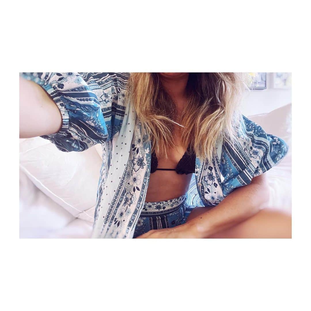 のインスタグラム：「Bondi-bound 💦 #cocoribbon #twinsetstyle   Top $295 Shorts $135  • Tap to Shop •」