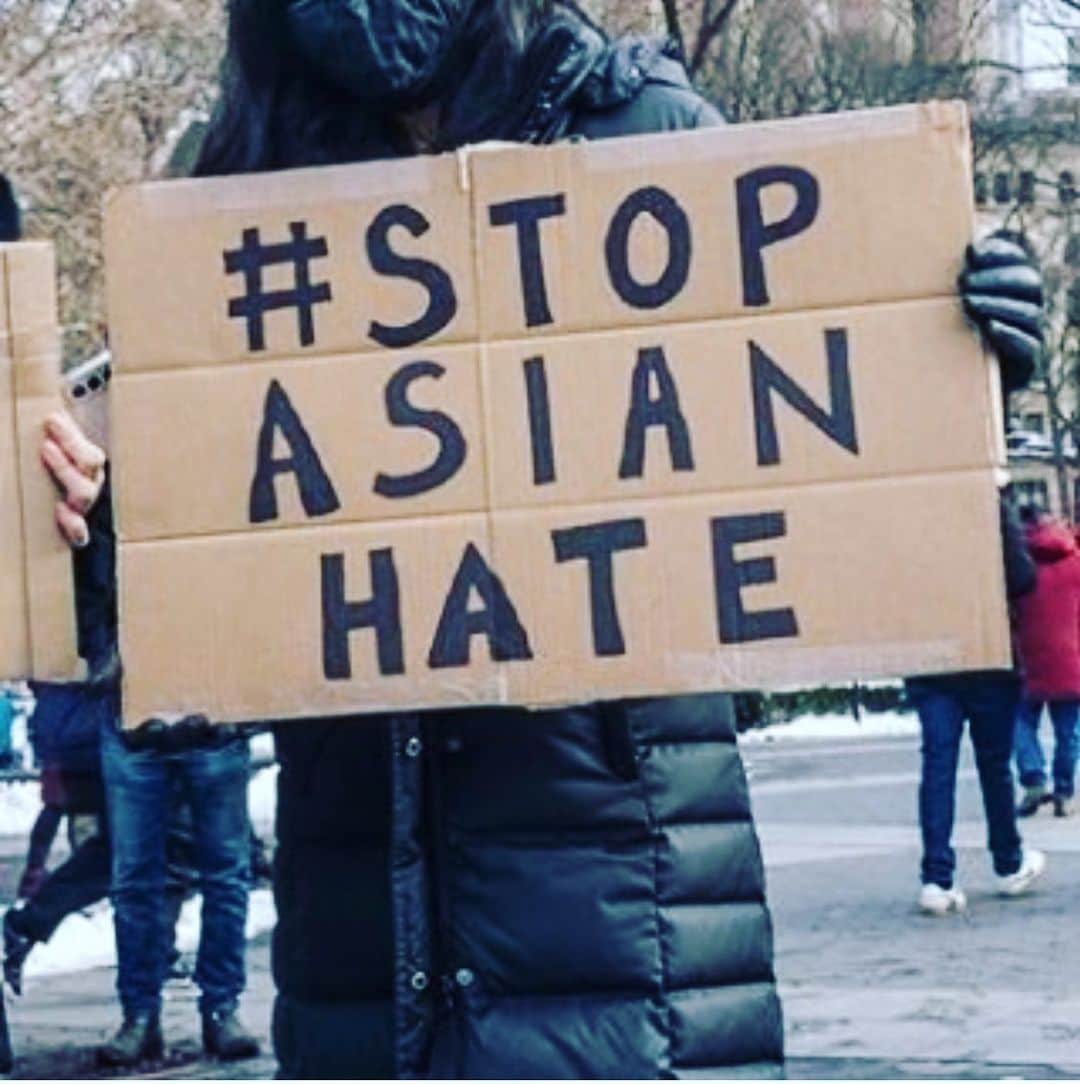 ジェニファー・エスポジートのインスタグラム：「The hate crimes as of late on Asian Americans is deplorable. I don’t understand this kind of hate. Towards a group, a race or just anything other than what you know or are. The only way this stops is when we realize that we are all the same under skin, race, religion, gender, political ideals and sexuality. I pray for better for all.  This is not just the next hastag. People are being attacked, dying. I’m sad for this world. We could be and should be better. 🥲」
