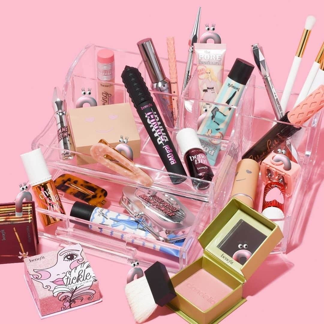 Benefit Cosmeticsのインスタグラム：「How many MAGNETS can you spot?! Count them all and you could WIN our NEW #theyrerealmagnet mascara! 👇⚡️ #benefit」