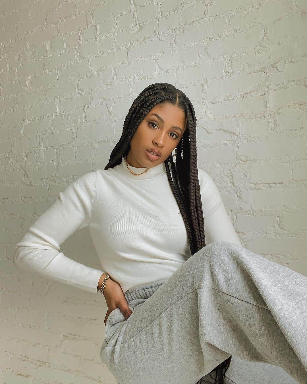 Banana Republic のインスタグラム：「Elevate your at-home look with luxe styles from our BR Standard line. Swipe through to see how @heybriajones redefines luxury at home. #ItsBanana」