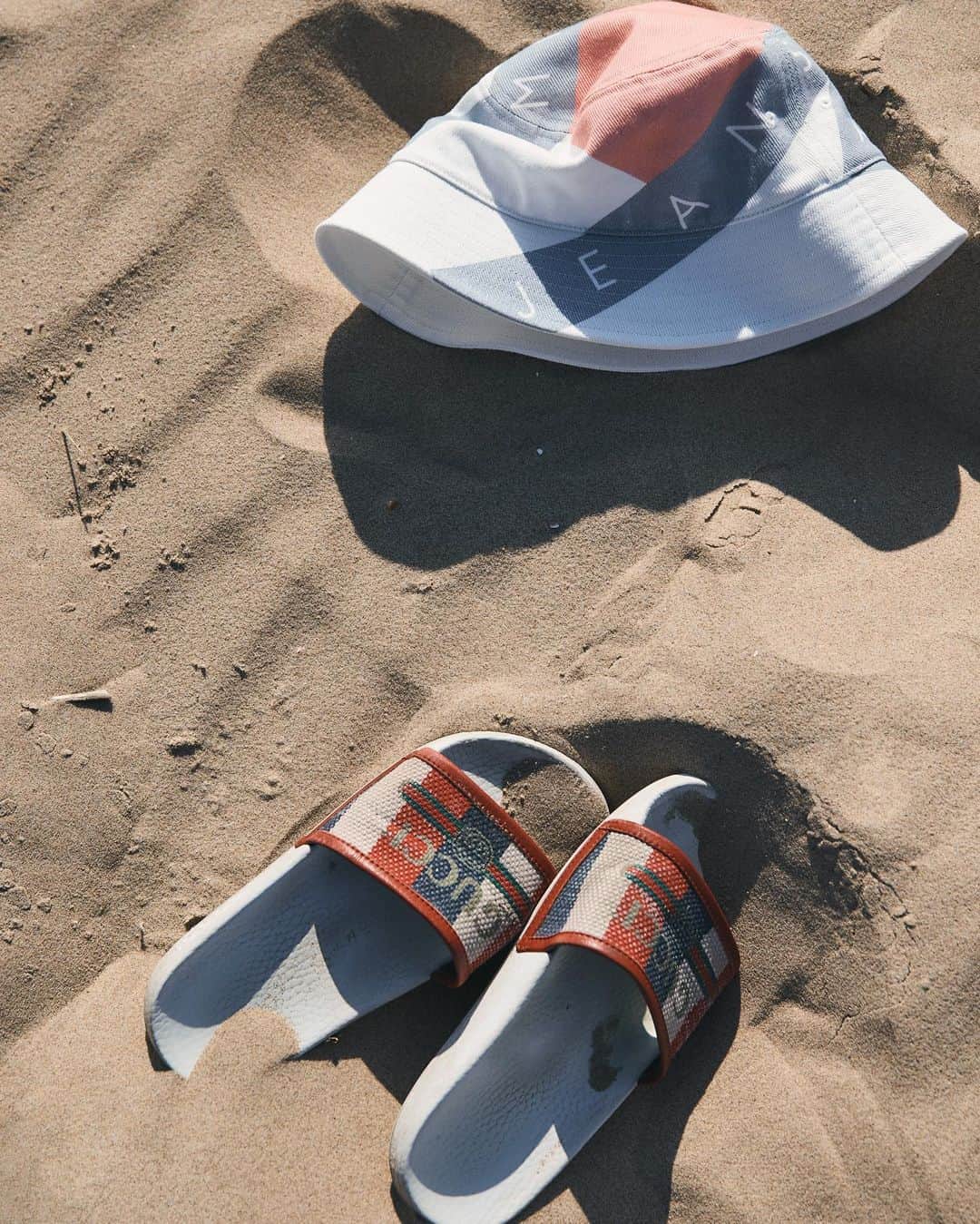 キラ・ウィノナのインスタグラム：「7 degrees and sun - so I am beach ready ☀️」