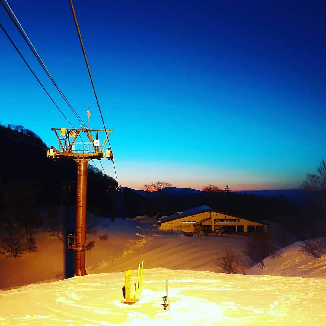 栂池高原スキー場さんのインスタグラム写真 - (栂池高原スキー場Instagram)「おはようございます！ 栂池高原スキー場、朝一レポートです。  天候　晴れ 気温　-3℃ 積雪　282cm 風速  0m/s  気温が下がり、雪がしまっています❗ 天気も良く、気持ちが良さそうです。  ご来場お待ちしております  栂池の天気予報は https://weathernews.jp/s/ski/spot/34808/  #栂池 #栂池高原スキー場 #tsugaike  #白馬つがいけwow #栂池高原　 #後立山連峰 #白馬 #白馬連峰 #スキー　#スノボ　#冬山  #hakuba #tsugaike #tsugaikekogen 　#小谷村」2月28日 6時54分 - tsugaike_kogen