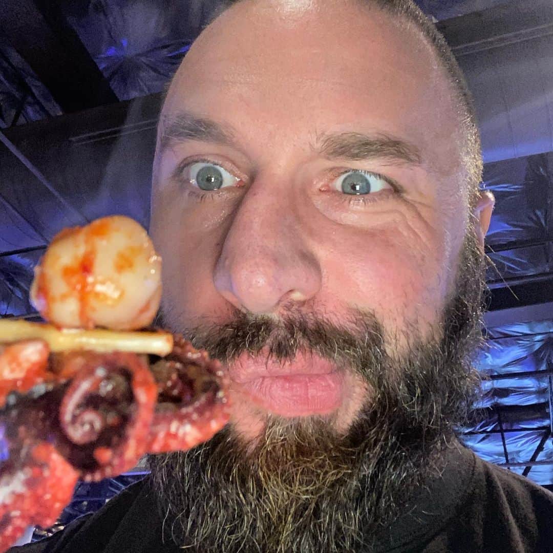 のインスタグラム：「A lil octopus 🐙 for lunch never killed anyone! #koreanbbq」