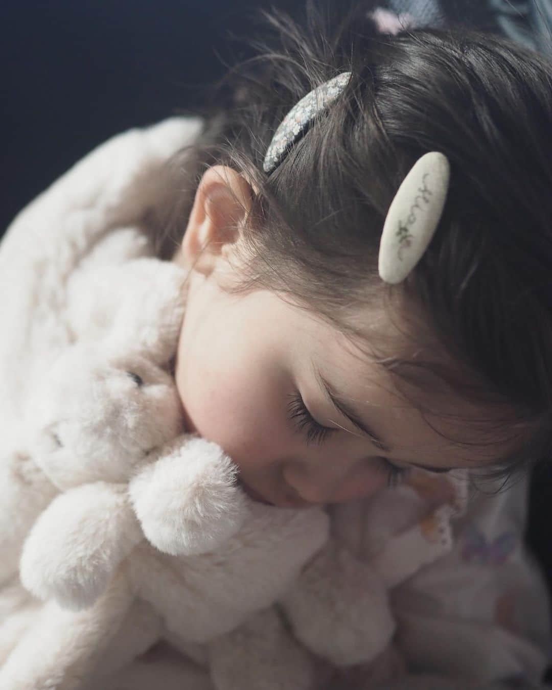 大橋菜央さんのインスタグラム写真 - (大橋菜央Instagram)「She only take a nap only when she has a fluffy scarf and take a car🧣﻿ ﻿ ﻿ ﻿ おねんね続きで﻿ ﻿ もうすっかりお昼寝をしないMia姉だけど﻿ 相変わらずマフラー×車にゆられると﻿ 結構な確率で落ちる🤤💤♡﻿ ﻿ ﻿ ふわうさマフラー　@mini_____closet  ﻿お顔がどこか分かるかな🐰？ ﻿ ﻿ #3歳 #36monthsold #3yearsold #たれ目#たれ眉 #miababyliving」2月28日 6時59分 - naoliving