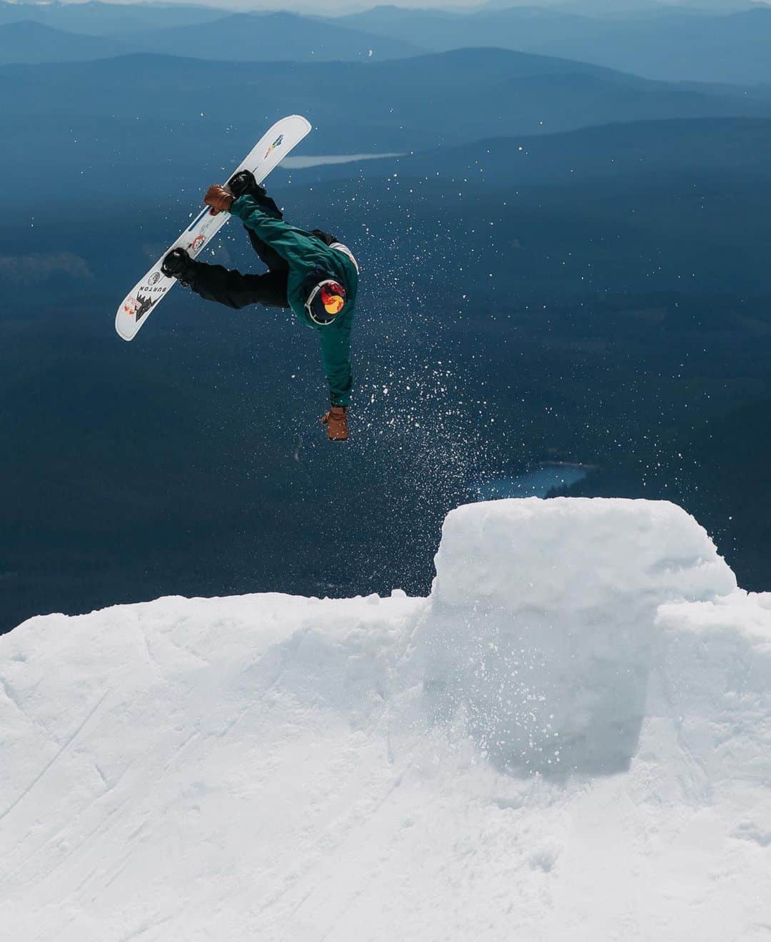 アナログクロージングのインスタグラム：「Soft park laps are great until your gear gets wet... Get ready to party through the spring meltdown with gear built to keep you dry and cools from slushy runs to pond skims. Shop our spring riding gear via link in bio.」
