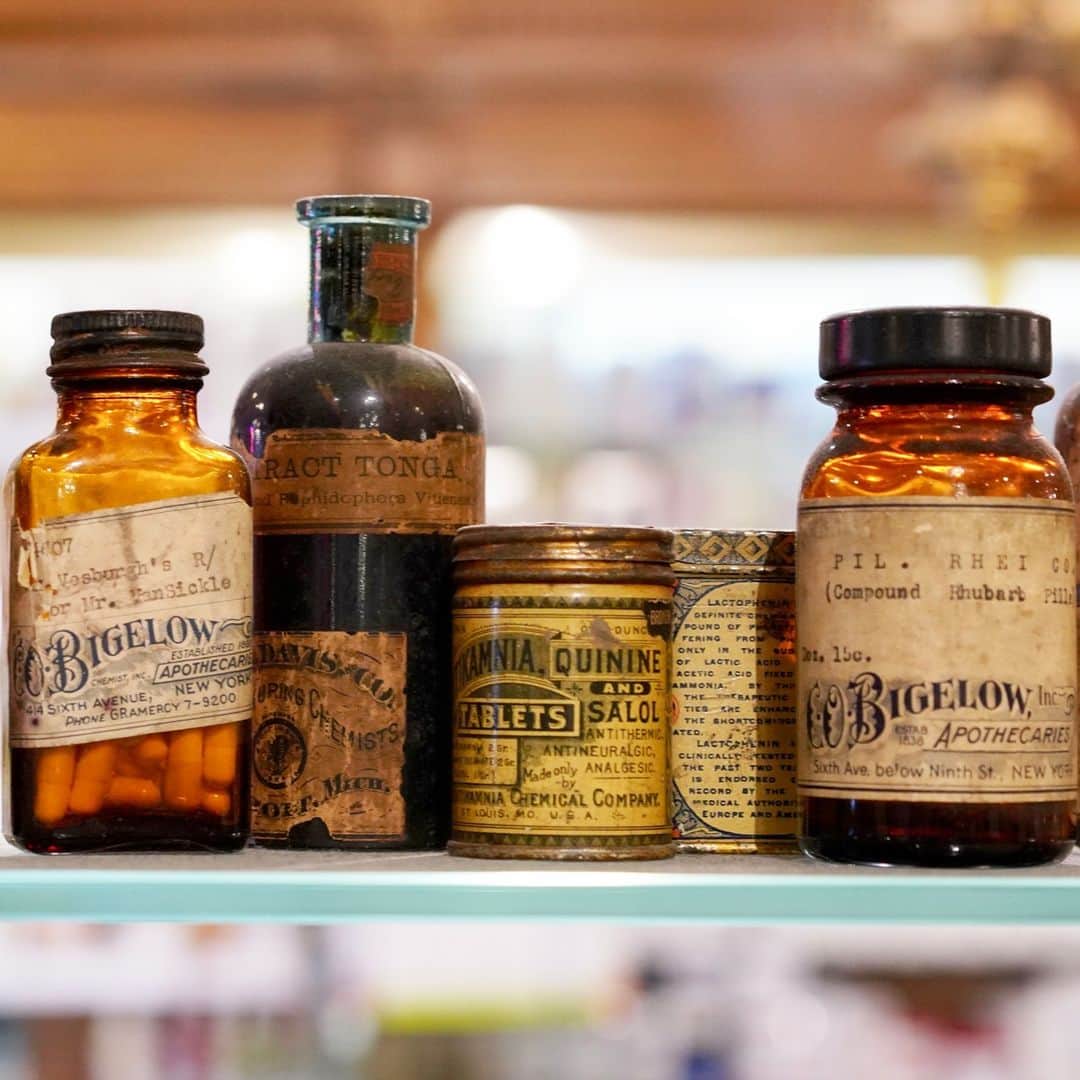 C.O. Bigelowさんのインスタグラム写真 - (C.O. BigelowInstagram)「We keep our apothecary relics on display. 👀 Next time you stop by, check out our shelves of vintage medications, including our very own 💊 bottles specially prepared for our patrons over the last century! 🕰」2月28日 7時10分 - cobigelow
