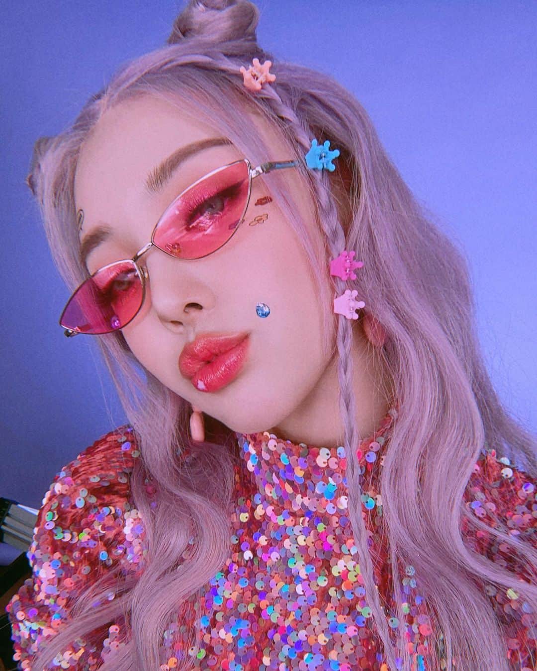 ポニーのインスタグラム：「NEW VIDEO IS UP⭐️ 다꾸룩이 유튜브에 업로드됐어요! 예쁜 영상 위해서 힘 써주시는 정아씨 민경씨 항상 감사합니다!!!💕 이번 편집도 체고체고💃🏻」