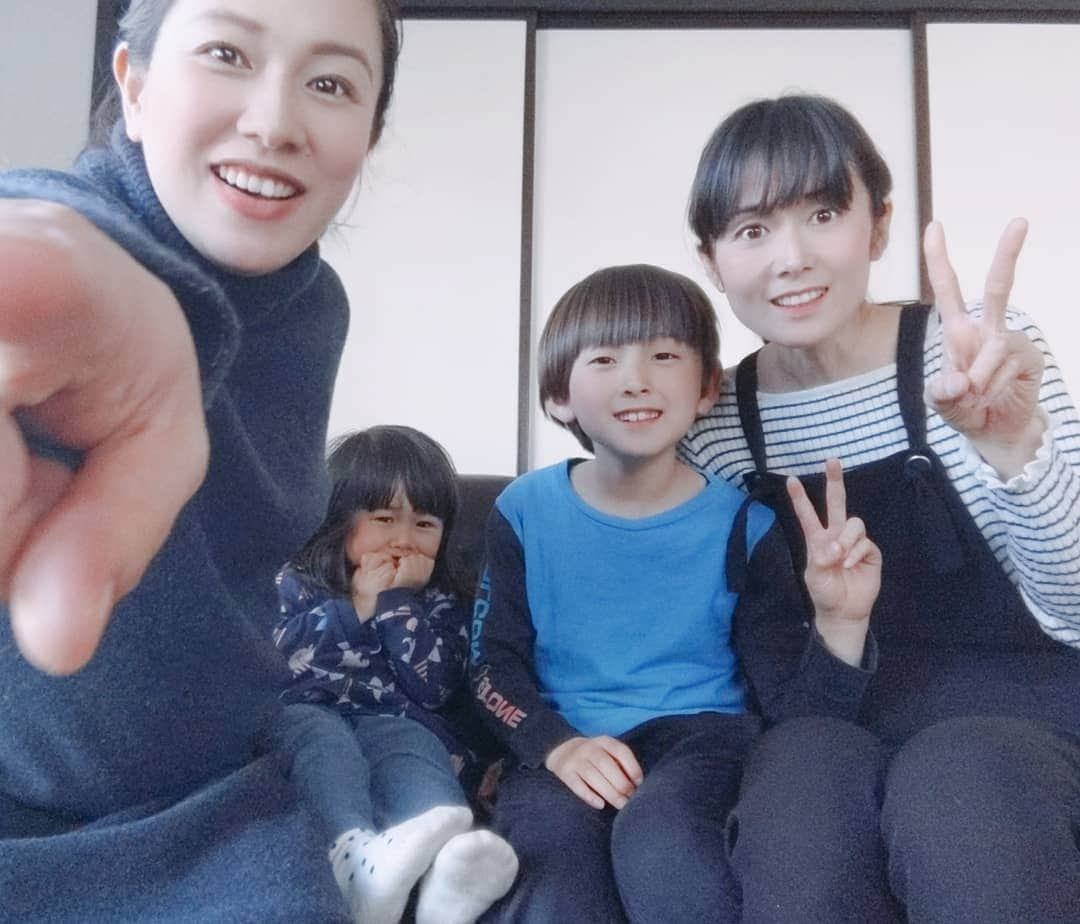 吉村美樹さんのインスタグラム写真 - (吉村美樹Instagram)「今日は急遽、中学時代からの親友が息子くんと会いに来てくれました〜🚘♡セルフタイマーで記念撮影の一幕  あ『カメラどこ?!』 み『ここここ〜!!』 パシャ📷✨（笑）   #同中 #みきてぃとあやや #なかよし #悪友 #親友 #いまやママ友 #記念撮影 #セルフタイマー #7秒 #ここよ #📷 #サトルジャパン #ママモデル #吉村美樹 #楽しい撮影 #臨月 #臨月妊婦 #🤰」2月27日 22時13分 - yoshimuramiki0911