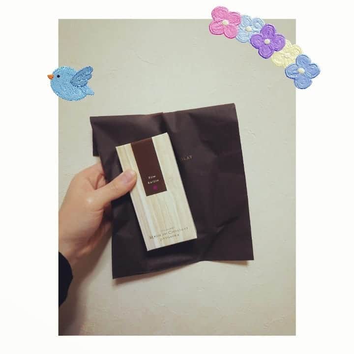 近藤笑菜のインスタグラム：「クランクアップ💐 本当に温かく魅力的な方々の集まりな現場だった。 いつものようにド緊張してしまうかと思いきや、今回はとにかくほんとにこの現場に入れることが嬉しくて、その子を任せてもらえるのも嬉しくて、変に固くならず楽しかったなぁ🌸 任される、ってなんて嬉しいことなんだ。 今後も沢山任せてもらえるよう、担えるよう、またここから地道に真摯にやってゆこ～～🐬 またお知らせしたいな。皆さまお楽しみに😊🏵️ . 📸 アップの時にいただいたお菓子🍫 最近おやつを貰いがち😎♡ #shooting」