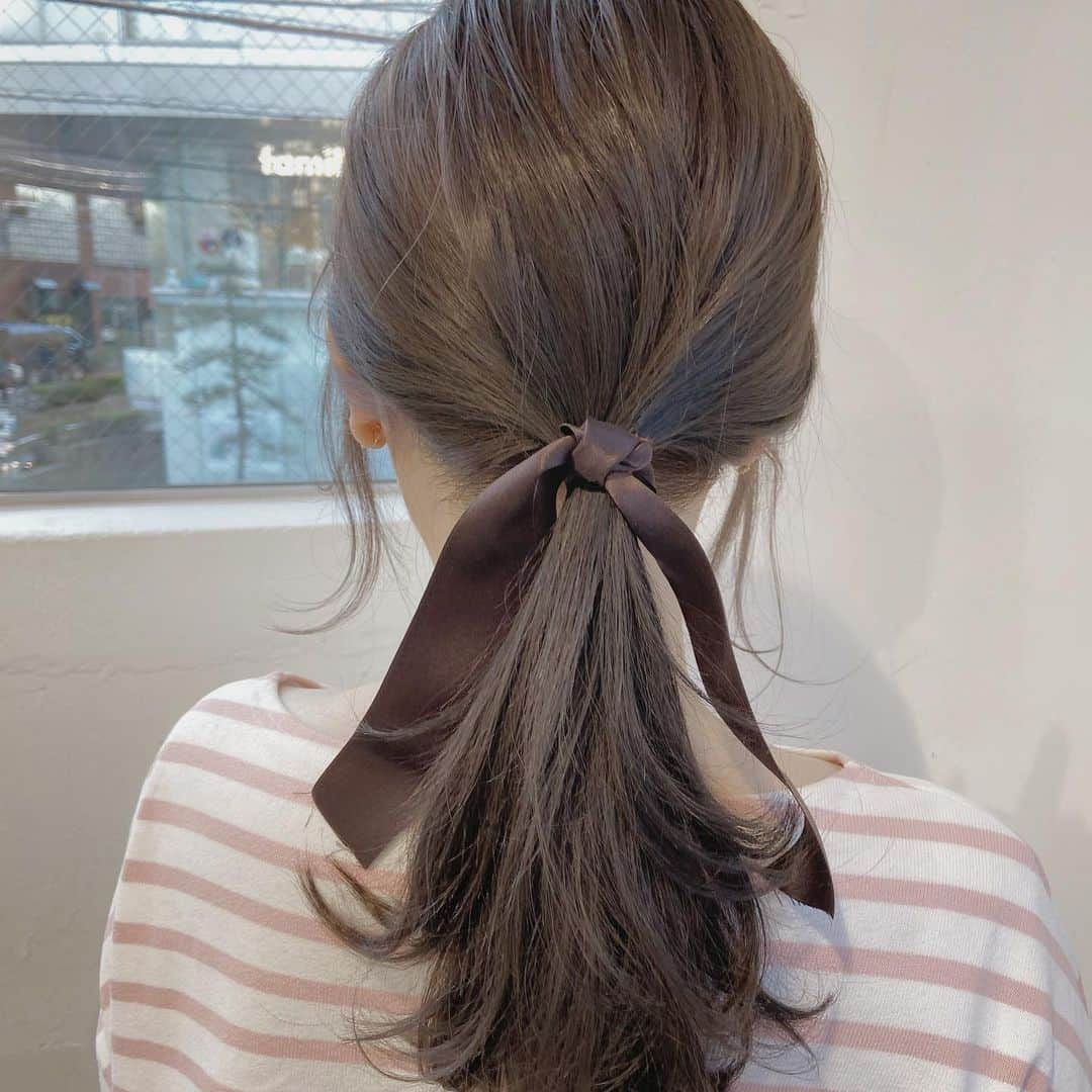 佃加菜のインスタグラム：「赤みのない creamy beige✿ 春の柔らかシンプルアレンジ🤍 .  #SHIMA #代官山 #美容室 #ミディアムヘア #ナチュラル #淡色女子#ベージュ #まろやか #ナチュラルレイヤー #シンプルヘア #ゆるふわ巻き #シングルカラー #モテ髪 #ヘアアレンジ #簡単アレンジ #リボンアレンジ」