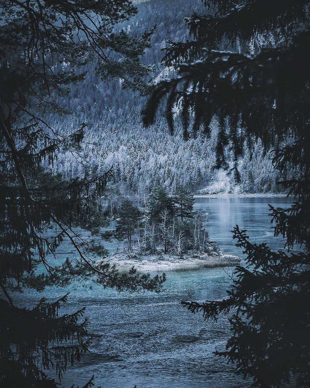 Berlin Tokyoさんのインスタグラム写真 - (Berlin TokyoInstagram)「Calm water of the winter lake brings absolute serenity at dusk. . . . #hellofrom Eibsee, #germany」2月27日 22時18分 - tokio_kid