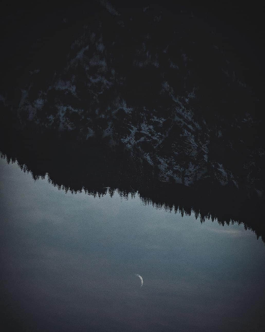 Berlin Tokyoさんのインスタグラム写真 - (Berlin TokyoInstagram)「Calm water of the winter lake brings absolute serenity at dusk. . . . #hellofrom Eibsee, #germany」2月27日 22時18分 - tokio_kid