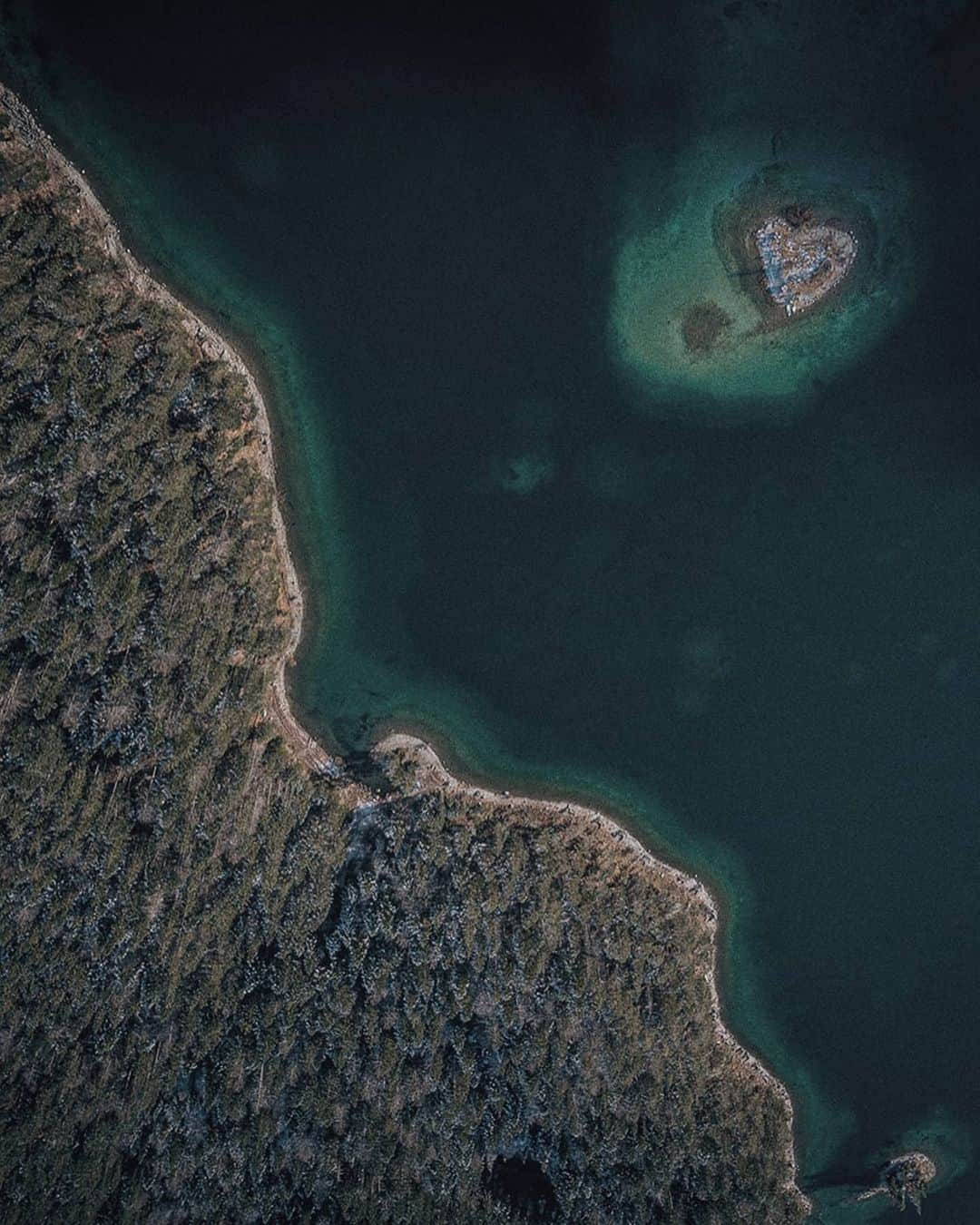 Berlin Tokyoさんのインスタグラム写真 - (Berlin TokyoInstagram)「Calm water of the winter lake brings absolute serenity at dusk. . . . #hellofrom Eibsee, #germany」2月27日 22時18分 - tokio_kid