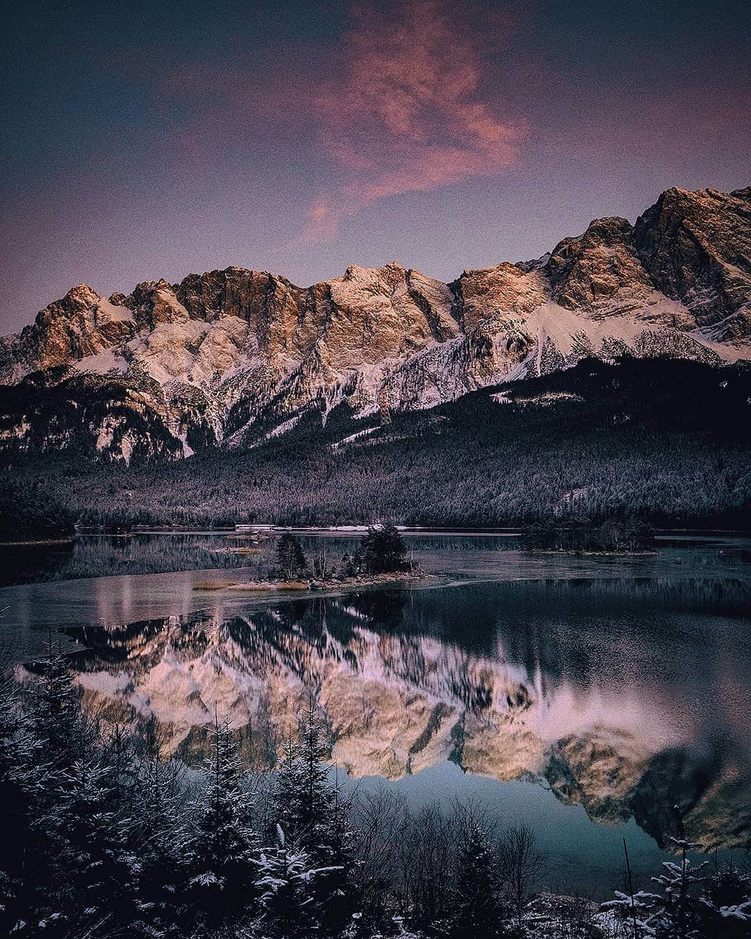 Berlin Tokyoさんのインスタグラム写真 - (Berlin TokyoInstagram)「Calm water of the winter lake brings absolute serenity at dusk. . . . #hellofrom Eibsee, #germany」2月27日 22時18分 - tokio_kid