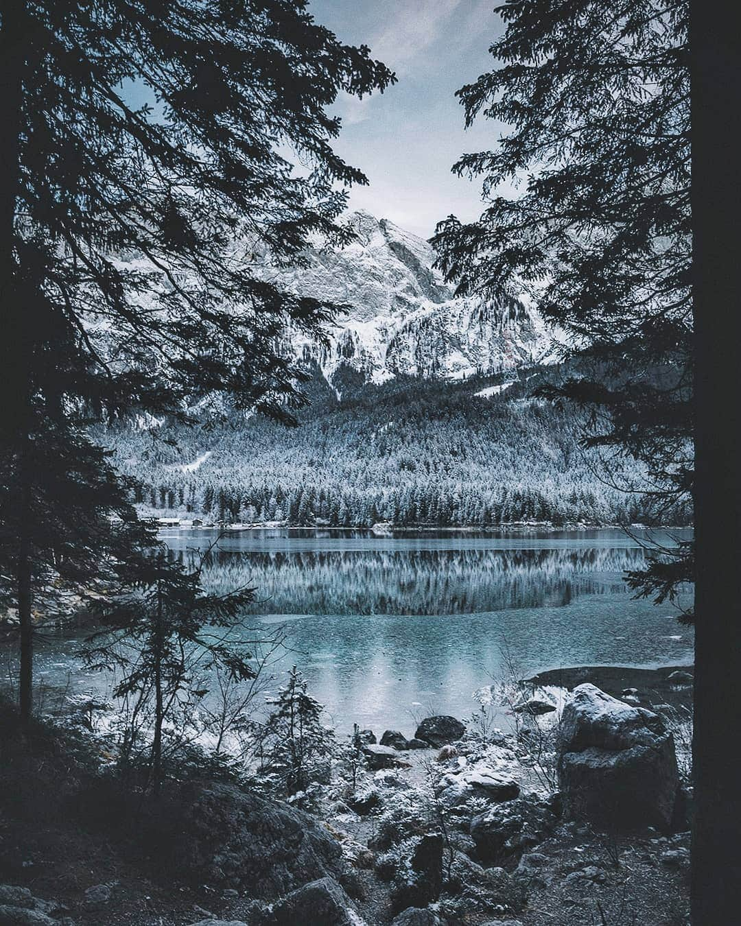 Berlin Tokyoのインスタグラム：「Calm water of the winter lake brings absolute serenity at dusk. . . . #hellofrom Eibsee, #germany」