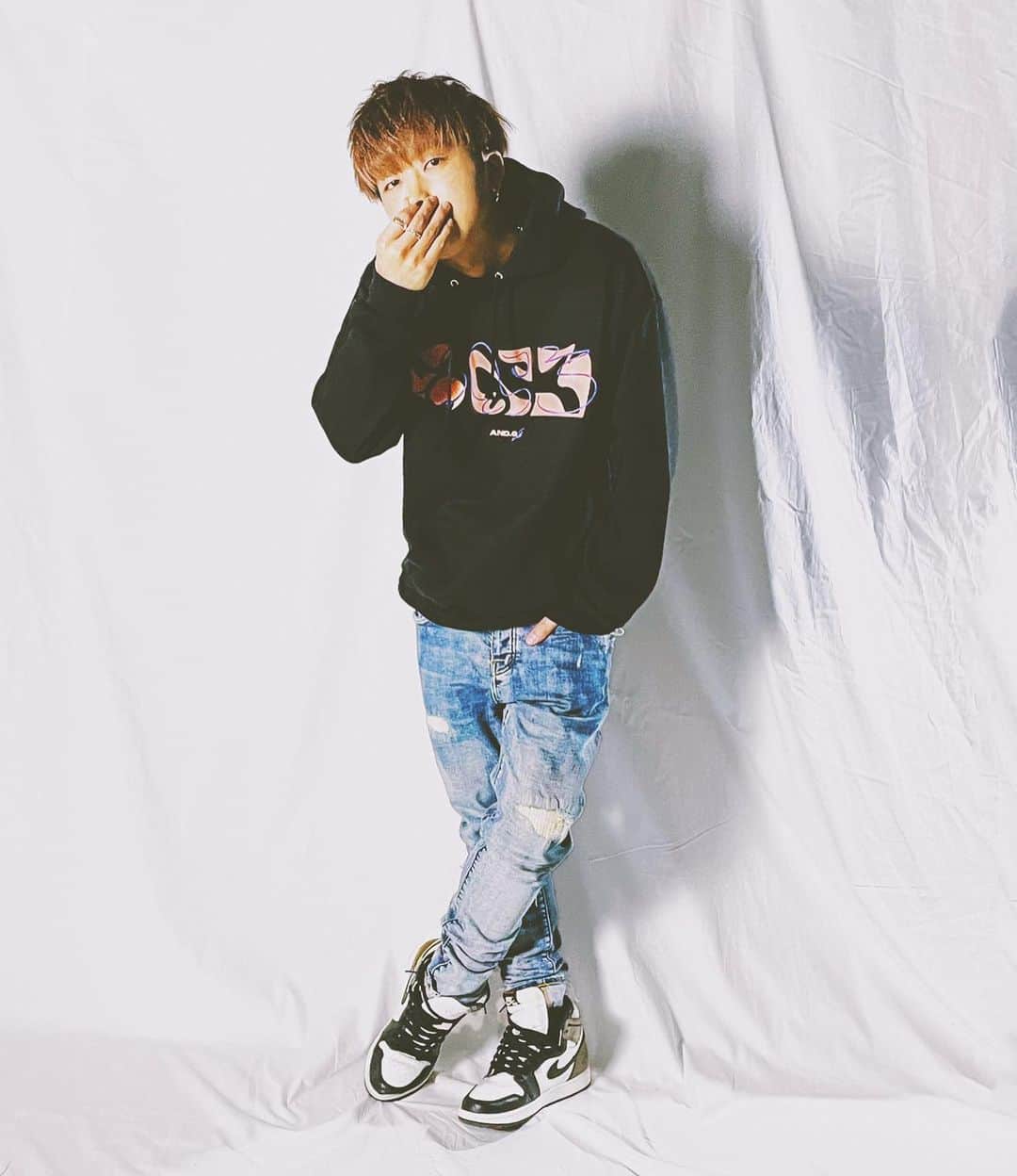 のインスタグラム：「その辺歩いてたらなんか突然And.Gって書いてある服着させられて写真撮られた  #AndG」