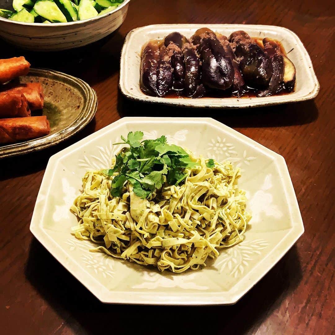 志摩有子さんのインスタグラム写真 - (志摩有子Instagram)「coyacoyaでテイクアウトに自作の副菜をちょこちょこ作って週末ごはん。 まずは小弥太さんのピータンソースの干豆腐に蒸し茄子、胡瓜サラダ、春巻き。 今夜もビールが美味い🍺  @coyacoya.tokyo  #干豆腐 #中華おつまみ」2月27日 22時21分 - ariko418