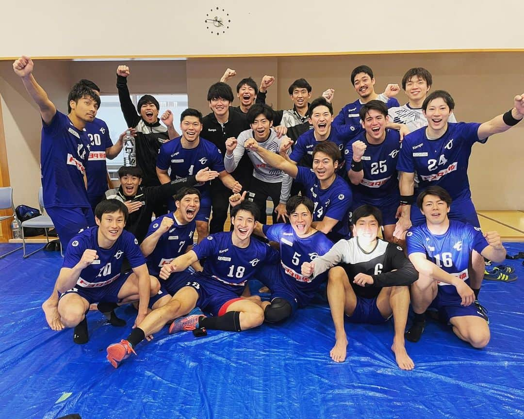 吉野樹さんのインスタグラム写真 - (吉野樹Instagram)「. JHL.2020-2021シーズン トヨタ車体ブレイブキングス 2位で終わりました🦍👑  応援本当にありがとうございました🙏  3/12-14 代々木体育館で プレーオフが行われます！ まだ2週間近くあるので さらに仕上げて パワーアップしたトヨタ車体を 見てください！🔥 会場でまってますよー！！😤😤💪  photo by @tagucci42 📸  #トヨタ車体 #handball #kempa #melisofficial #bauerfeindjapan #bauerfeind」2月27日 22時22分 - tatsuki.yoshino23