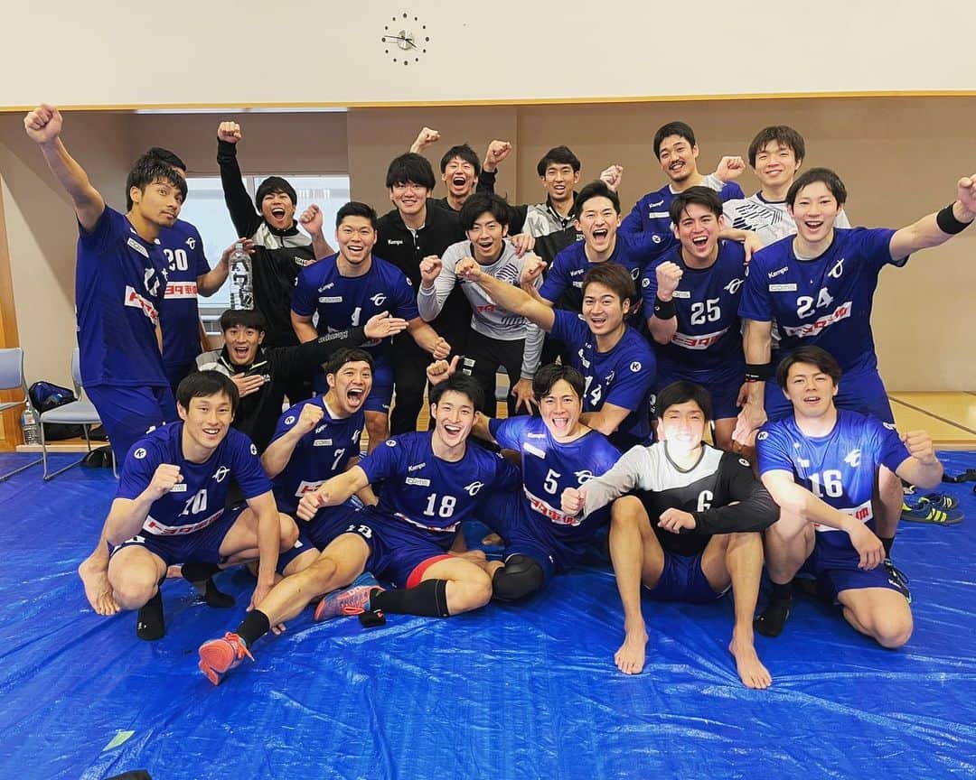 のインスタグラム：「. JHL.2020-2021シーズン トヨタ車体ブレイブキングス 2位で終わりました🦍👑  応援本当にありがとうございました🙏  3/12-14 代々木体育館で プレーオフが行われます！ まだ2週間近くあるので さらに仕上げて パワーアップしたトヨタ車体を 見てください！🔥 会場でまってますよー！！😤😤💪  photo by @tagucci42 📸  #トヨタ車体 #handball #kempa #melisofficial #bauerfeindjapan #bauerfeind」