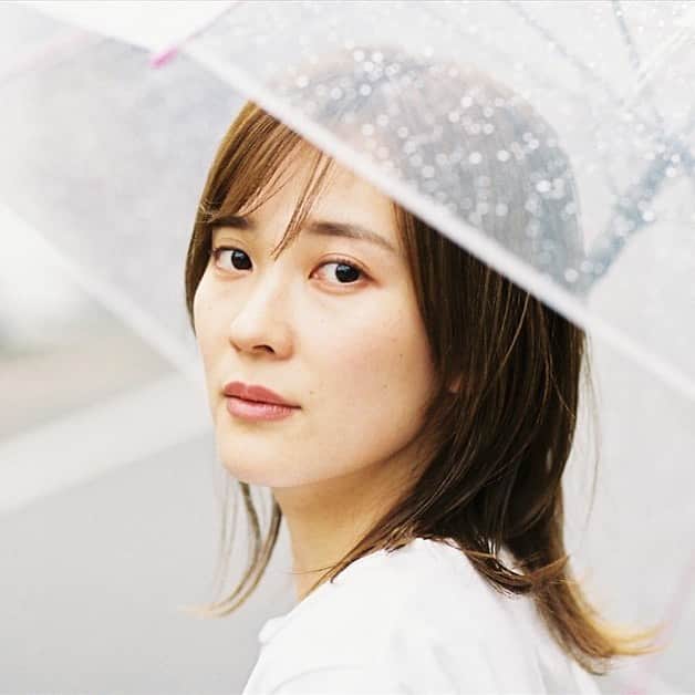 亜希子のインスタグラム：「良い子のみんなー！あと1時間半後に、亜希子から新しい作品に関するお知らせがあるよ🍀  ヒントは、こちらのお写真💁‍♀️  なんでしょうか？？？お楽しみに〜💋」